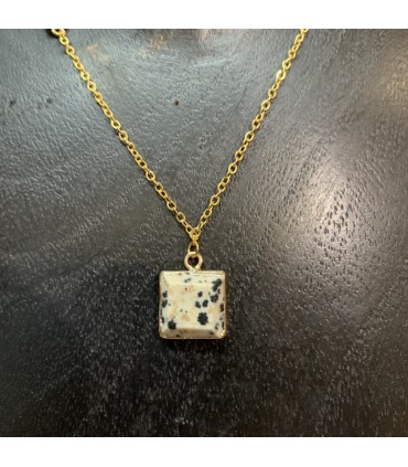 Collier en acier inoxydable doré et son pendentif carré en Jaspe Dalmatien