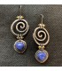 Boucles d'oreilles Vintage en spirale ornée d'une perle bleue.