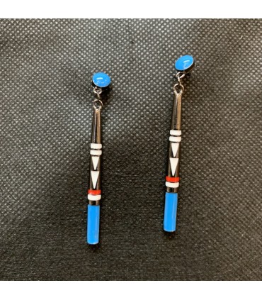 Boucles d'oreilles Tribal, ornée d'une dessin géométriques bleu rouge et blanc .