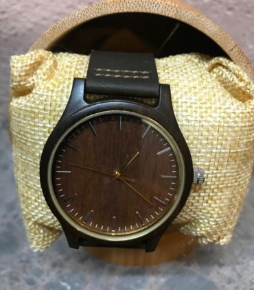 montre en bois d'ébène et son bracelet en cuir foncé